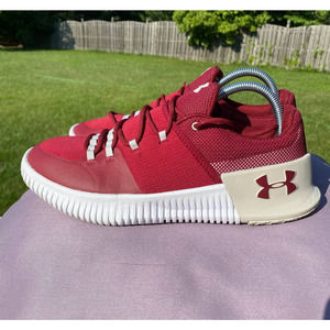 Under Armour Team Ultimate Speed Red Women's Sneaker Shoe size 10 3020918-602